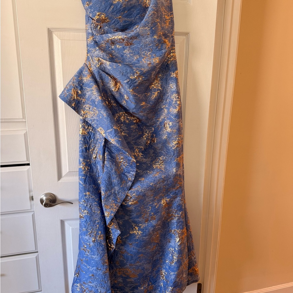 Elegant Blue and Gold Gown - Picture 3 of 8